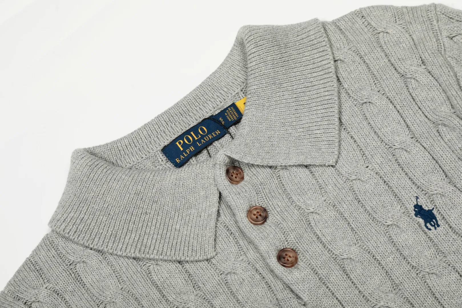 P250 Top quality" Style number: DS862# (not off the shelves all year round) [Ralph Lauren autumn and winter solid color pony embroidery logo knitted POLO lapel sweater] ✅Ralph Lauren Ralph Lauren classic basic lapel POLO same style knitted autumn and winter sweater for men and women ✅Main supplier platform live broadcast Wholesale entity Replenish when out of stock Not off the shelf ✅ZP quality 1:1 version Scan the code to enter the GF website Counter quality ✅Details and quality The only one in Guangzhou Imported high-quality cotton yarn, focusing on high-end, cost-effective, good quality needless to say ✅The version is restored to the original order, the maximum size can be worn up to 190 pounds, loose, comfortable and stress-free ✅The upper body is simple and easy to match, a must-have for men ootd, good-looking clothes are never picky, a must-have recommendation for couples' wardrobes Size: S-XL Color: Black White Gray Khaki Navy Blue White Label Navy Blue Red Label